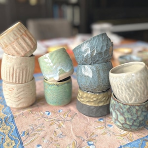 Taza o maceta de cerámica tallada única