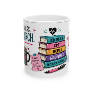Peut inclure: Un mug en céramique blanche illustré d'une pile de cinq livres colorés portant les inscriptions ICD-10-CM, CPT, HCPCS, GUIDELINES et ACCURACY MATTERS. À côté se trouvent un bloc-notes rose avec une liste de contrôle, un stylo et un petit mug noir.