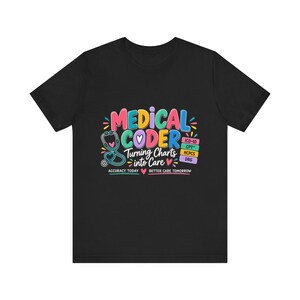 Peut inclure: Un t-shirt noir à manches courtes avec un motif coloré portant l'inscription MEDICAL CODER Turning Charts into Care. Le design inclut un stéthoscope, des petits cœurs et une liste de codes : ICD-10, CPT, HCPCS et DRG, avec le texte ACCURACY TODAY BETTER CARE TOMORROW.