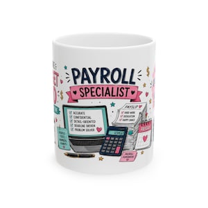 Peut inclure: Un mug en céramique blanche avec un motif graphique coloré portant le texte PAYROLL SPECIALIST. L'illustration comprend un ordinateur portable affichant une liste de contrôle, une calculatrice, une pile de fiches de paie, un stylo et des notes.