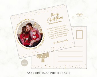 Może przedstawiać: Kartka świąteczna z fotografią o wymiarach 5x7 z błyszczącym złotym tłem i okrągłą ramką z rodzinnym zdjęciem. Na kartce widnieje tekst "Wesołych Świąt i Szczęśliwego Nowego Roku" oraz życzenia radosnych świąt Bożego Narodzenia. Na kartce znajduje się również tekst "The Miller family".