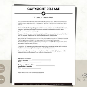 Può includere: Un modulo di rilascio del copyright in bianco e nero con il titolo "Copyright Release" in alto. Il modulo include sezioni per il fotografo e il cliente per inserire i loro nomi legali, le firme e le date. Il modulo include anche una sezione per il fotografo per delineare i termini e le condizioni per l'uso personale delle fotografie scattate da loro.