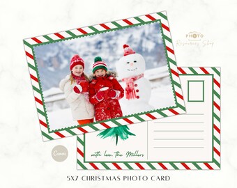 Może przedstawiać: Kartka świąteczna z fotografią w rozmiarze 5x7 z czerwoną i zieloną paskowaną ramką. Przód kartki przedstawia zdjęcie dwojga dzieci i bałwana w śnieżnym zimowym krajobrazie. Tył kartki ma miejsce na wiadomość i zielone akwarelowe drzewko bożonarodzeniowe z tekstem "z miłością, Millerowie".