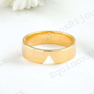 Anillo con escudo familiar, escudo de armas, delicado anillo de sigar, regalo personalizado para ella, anillo con nombre personalizado, banda apilable en forma de V, joyería personalizada única