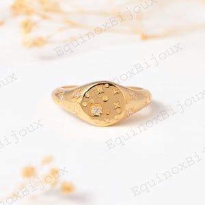 Anillo familiar de oro con sello celestial de diamantes, luna y estrella, joyería personalizada, anillo llamativo, regalo personalizado de cumpleaños y aniversario para ella, oro