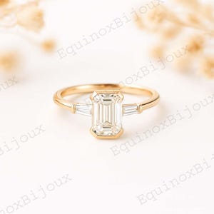 Anello a tre pietre con moissanite taglio smeraldo da 2 carati, anello di fidanzamento in oro 14 carati con tre pietre incastonate a mezza castone, anello di promessa per donna, gioiello fatto a mano