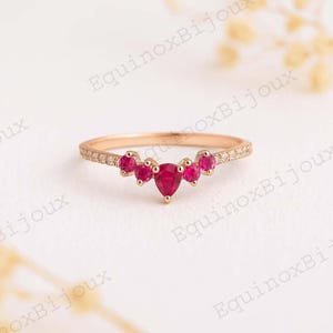 Anillo de boda con corona de diamantes y rubí en forma de pera, media eternidad, piedra natal de julio, joyería minimalista para mujer, regalo personalizado para ella