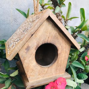 Handgeschnitztes Bardenhaus aus Holz - rustikale Miniatur-Wanddeko