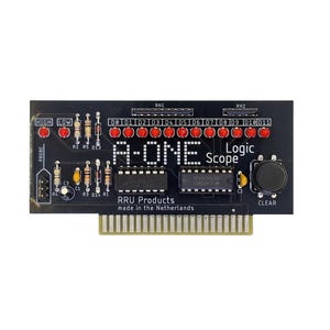Könnte beinhalten: Eine schwarze A-ONE Logic Scope-Leiterplatte mit roten LEDs, Widerständen und integrierten Schaltkreisen. Die Platine hat einen "CLEAR"-Knopf und den Text "RRU Products made in the Netherlands."
