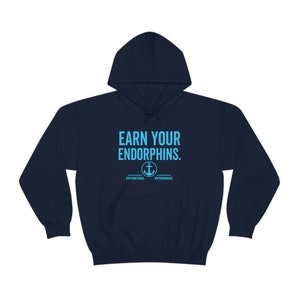 Può includere: Felpa con cappuccio blu navy con il testo "EARN YOUR ENDORPHINS." in azzurro. Un piccolo simbolo di ancora si trova sotto il testo con le parole "SUPERHUMAN" e "SUPERNATURAL" su entrambi i lati.