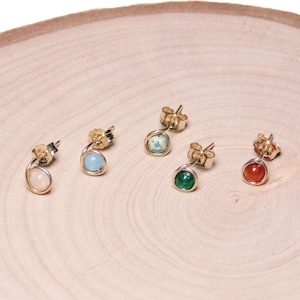Puces d'oreilles or laminé - paire de mini boucles d'oreilles en plaqué 14k gold filled et pierres colorées