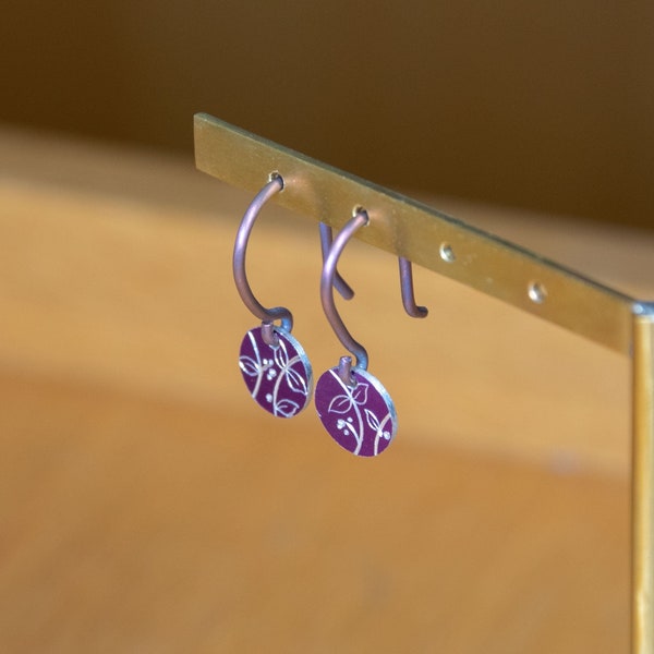 Boucles d'oreilles feuilles - fil en titane et disque d'aluminium anodisé violet - boucles d'oreilles légères, bijou hypoallergénique