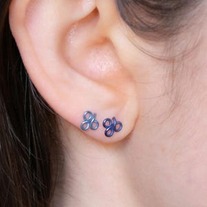 Puces d'oreilles heure bleue - paire en titane anodisé bleu, bijou hypoallergénique
