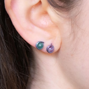 Puces d'oreilles céleste - titane anodisé et pierre naturelles, paire de boucles d'oreilles hypoallergéniques