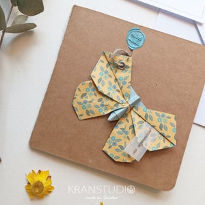 Vouwkaart, origami vlinder, geel met turkoois, bloemmotief