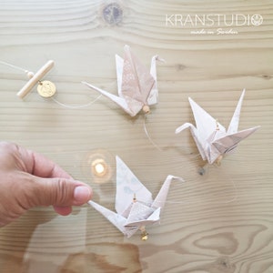 Mobile bébé fille, guirlande avec 3 grues en origami, rose clair
