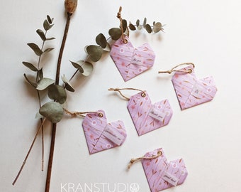 étiquette cadeau originale, 5 coeurs origami, rose avec motif floral en filigrane