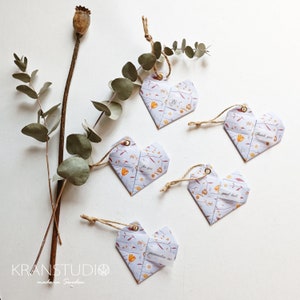 5 etiquetas para presente, corações de origami, padrão de filigrana de flores silvestres em cinza claro laranja
