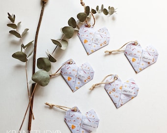 5 étiquettes cadeaux, coeurs en origami, motif de fleurs sauvages en filigrane en orange gris clair