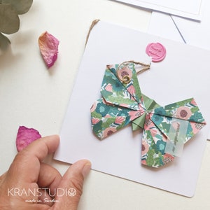 Carte de voeux, papillon origami, vert rose, motif floral