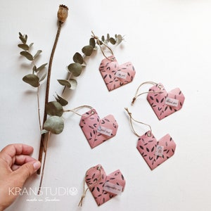 etiquetas de presente personalizáveis, conjunto de 5 corações de origami, padrão de folhas escuras em rosa antigo
