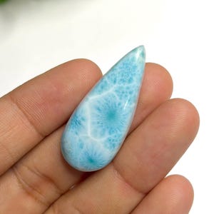 Cabochon di larimar 46 x 17 mm, blu, a forma di goccia o fiocco di neve, pietra preziosa a forma di pera.