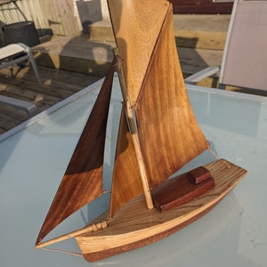 Kinetische Yacht Skulptur aus Holz