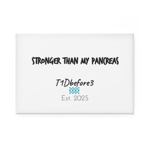 Könnte beinhalten: Weißer rechteckiger Magnet mit dem Text "STRONGER THAN MY PANCREAS" in schwarzer Schrift. Darunter steht "T1Dbefore3" mit einem blau-weiß karierten Design und "Est. 2025".