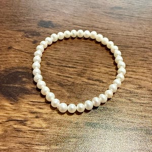 Handgjort armband med stretch i petite-stil med odlade pärlor, minimalistiska smycken med födelsesten i juni