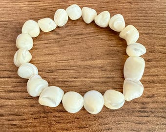 Bracelet en nacre, bracelet extensible en coquillages, bijou bord de mer, bracelet de plage, bracelet de perles blanches, cadeau fait main