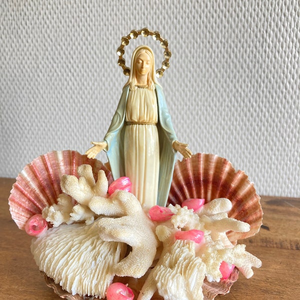 Sanctuaire vierge Marie coquillages et coraux Autel statue vierge reliquaire