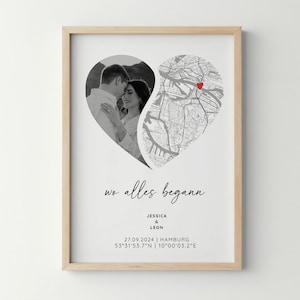 Könnte beinhalten: Ein gerahmter Druck mit einem Schwarz-Weiß-Foto eines Paares in Herzform, neben einer Stadtkarte in Herzform. Der Text "wo alles begann" steht darunter. Namen, Datum und Koordinaten sind ebenfalls enthalten. Der Rahmen ist hellbraun.