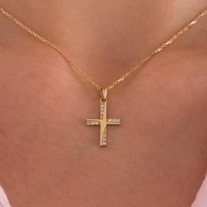 Collier croix fine en or massif 14 carats, bijoux petite croix, pendentif croix en or, cadeau d&#39;anniversaire pour soeur