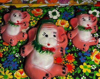 Tapices vintage de elefante rosa con diseño kitsch de tiza. Juego de 3.