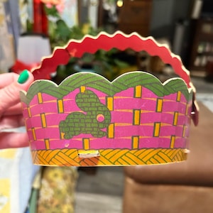 Cesta vintage de Pascua con conejito de cartón rosa y verde articulada