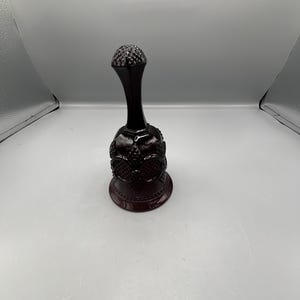 Puede incluir: Un letrero de madera hecho a mano con el texto "Welcome to our home" en un estilo manuscrito. El letrero está pintado de blanco con letras negras y un acabado envejecido, ideal para la decoración del hogar.