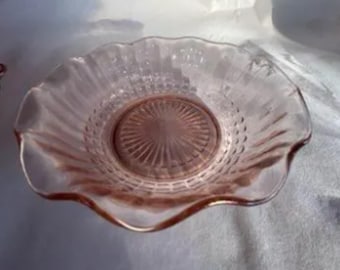 Doceira vintage rosa estilo Grande Depressão com borda canelada.