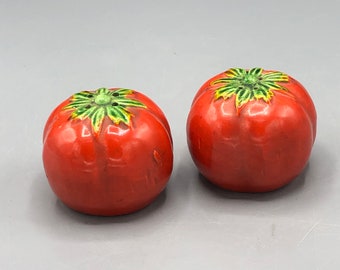 Vinatge tomato salt & pepper set