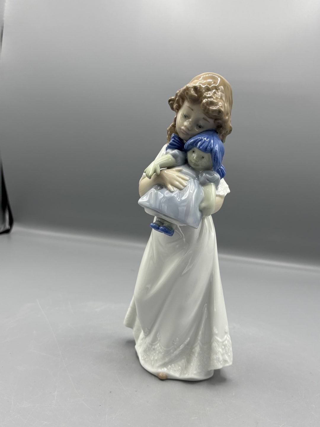 LLADRO NAO女の子と人形(静かにしてね) Nao by Lladro Girl With Doll 