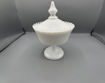 Porta caramelle Fenton Silvercrest in vetro al latte con piedistallo e coperchio