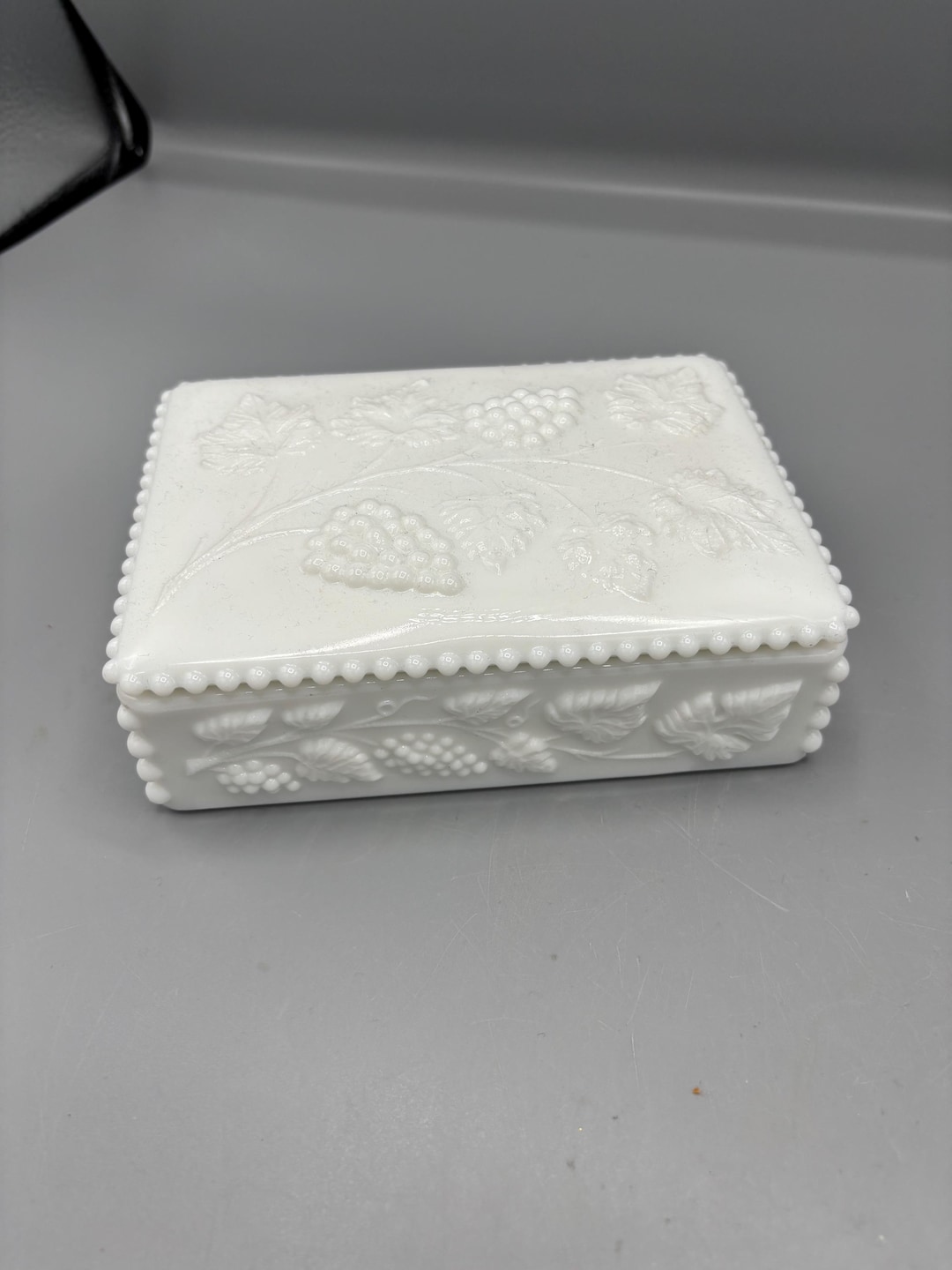 ミルクガラス バターケース ぶどう柄 レトロ☆未使用☆ ウエストモアランド Westmoreland Beaded Milk Glass Grape Cigarette Box - Etsy