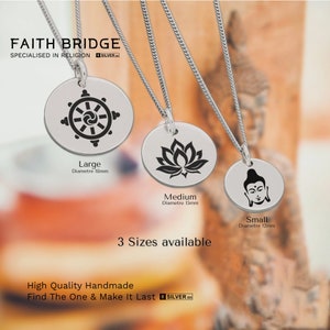 Peut inclure: Trois colliers en argent avec des pendentifs de différentes tailles représentant des symboles bouddhistes. Les pendentifs sont ronds et présentent des motifs noirs. Le plus grand pendentif mesure 18 mm de diamètre, le pendentif moyen mesure 15 mm de diamètre et le plus petit pendentif mesure 12 mm de diamètre. Le texte "FAITH BRIDGE SPECIALISED IN RELIGION SILVER" est en haut de l'image.