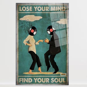 Peut inclure: Affiche vintage avec les phrases « LOSE YOUR MIND » et « FIND YOUR SOUL ». L'illustration représente deux personnages avec des têtes de platine vinyle dansant sur un fond turquoise. Les personnages sont vêtus de noir et blanc.
