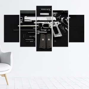 Puede incluir: Una pistola desmontada y sus componentes están dispuestos sobre una superficie negra. Las piezas incluyen el armazón, la corredera, el cañón, las cachas y varios mecanismos internos. Las piezas metálicas contrastan con el fondo oscuro.