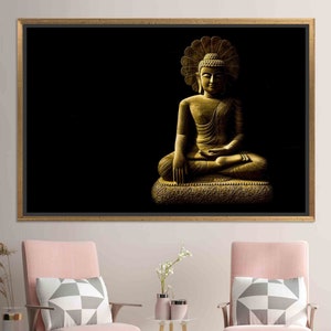 Puede incluir: Una estatua dorada de Buda sentado en posición de meditación sobre un fondo negro. La estatua está detallada con intrincados tallados y un halo detrás de la cabeza.