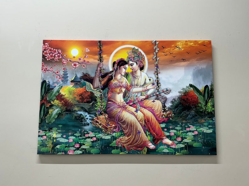 Puede incluir: Una pintura colorida que representa a una pareja en un columpio en un exuberante jard&iacute;n. La mujer lleva un sari amarillo y naranja, mientras que el hombre lleva un atuendo azul y verde. El fondo presenta un paisaje vibrante con flores, &aacute;rboles y una pagoda.