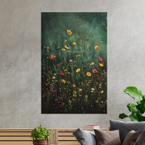 Puede incluir: Una impresión en lienzo que representa un campo de flores silvestres en tonos amarillos, rojos y rosas sobre un fondo verde oscuro. La obra de arte se exhibe en una pared, agregando un toque de naturaleza a la decoración interior.