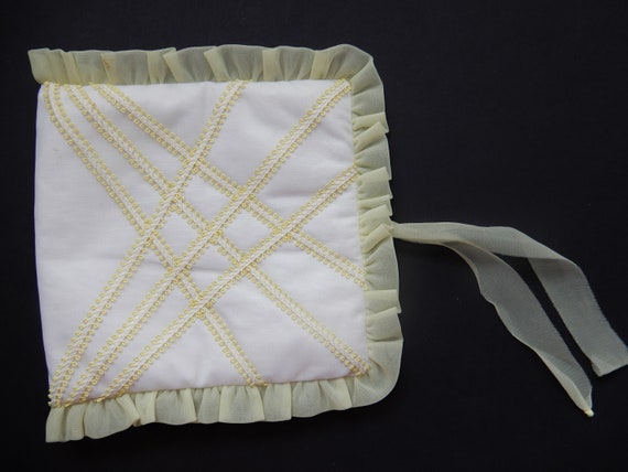 Buy Hübscher Weiß-gelber Taschentuchbehälter + 1 Taschentuch - Vintage Online in India