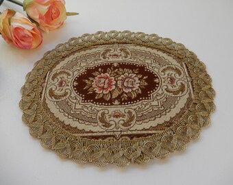 Bezauberndes Brokat-Deckchen mit Goldborte und Rosen-Motiven - oval - 50er Jahre - Vintage - Zierdeckchen - 22 cm x 18 cm