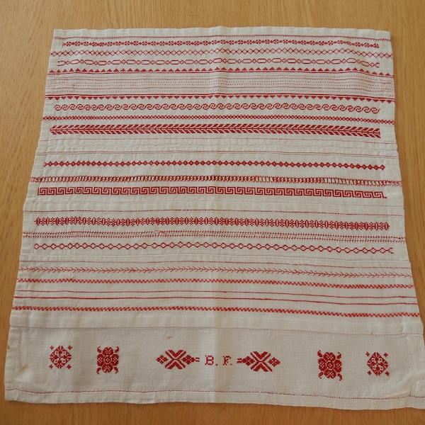 Uraltes Stickmustertuch mit roter Stickerei - 43,5 cm x 44,5 cm - Monogramm BF